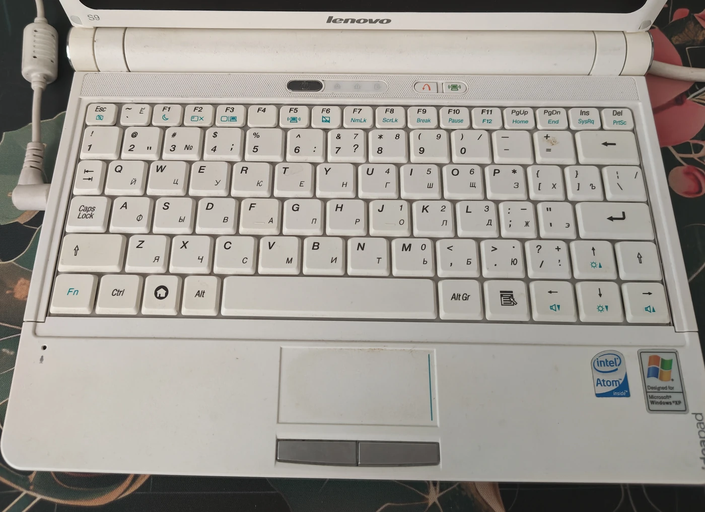 Keyboard, touchpad and system stickers of the Lenovo S9
