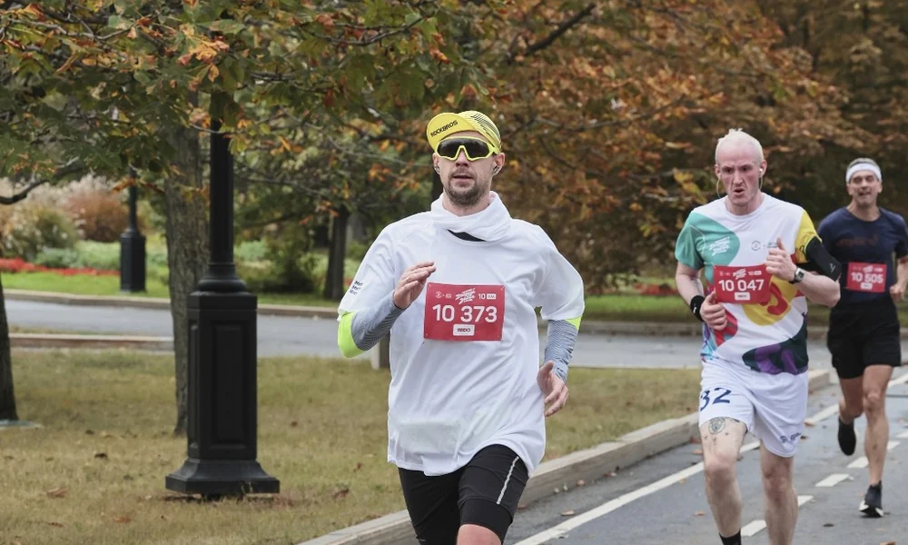 Ivan running in Dobry Run ’24 with bib 10373 clearly visible on his shirt.